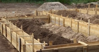 Ленточный фундамент с цоколем в Норильске - от 15559 руб.